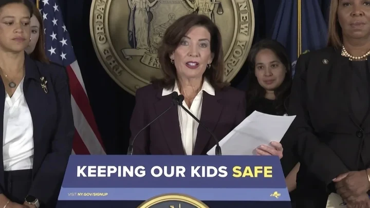 New York Valisi Kathy Hochul, çocukların güvenliğine ilişkin bir etkinlikte konuşma yapıyor