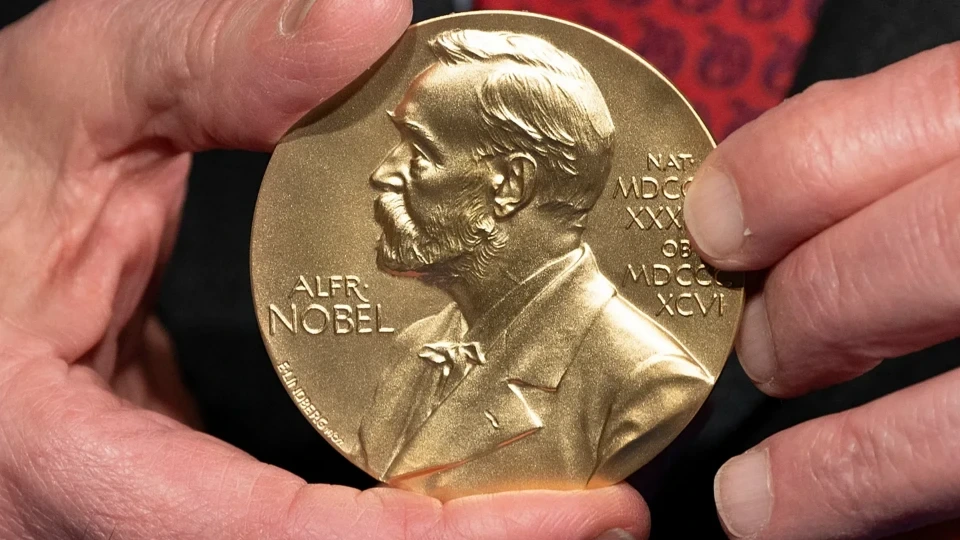 Eller arasında tutulan Nobel madalyası