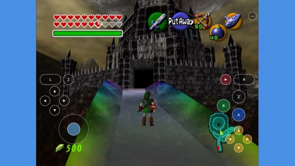 Ocarina of Time’ın mobil ekran görüntüsünde Link, dokunmatik kontrol düğmeleriyle çevrili biçimde bir kalenin önünde duruyor.