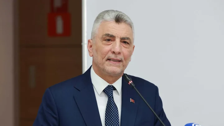Ticaret Bakanı Ömer Bolat, mikrofon önünde konuşurken