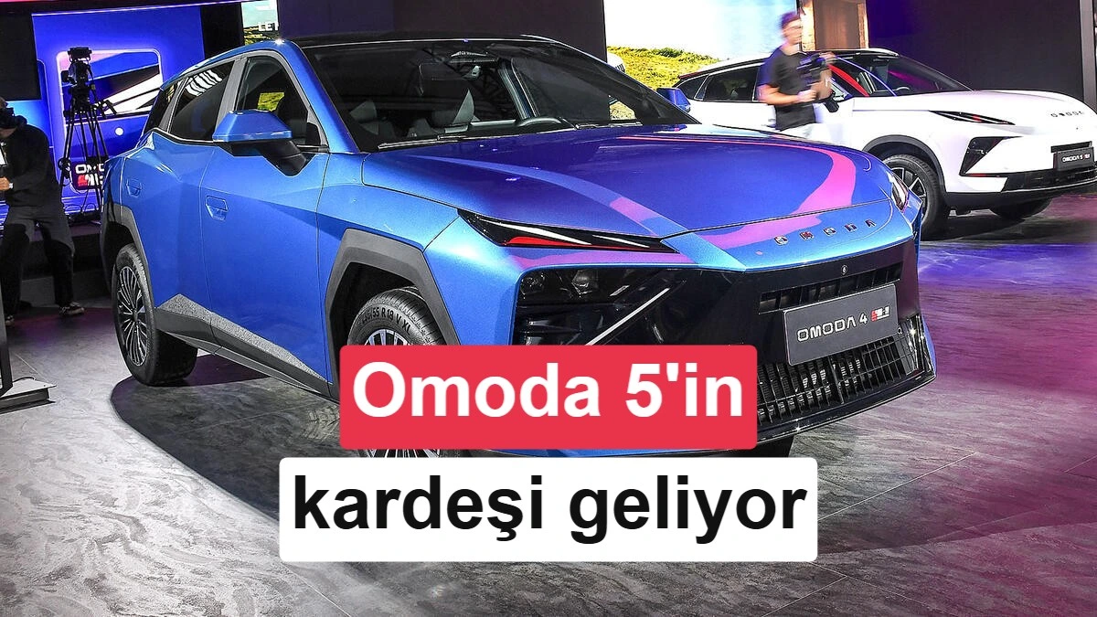 Fuar alanında sergilenen mavi Omoda 4 crossover