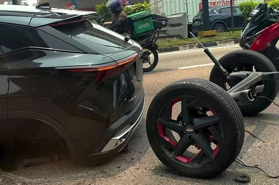 Yol kenarında duran Omoda 5’in arkasında araçtan ayrılmış iki tekerlek
