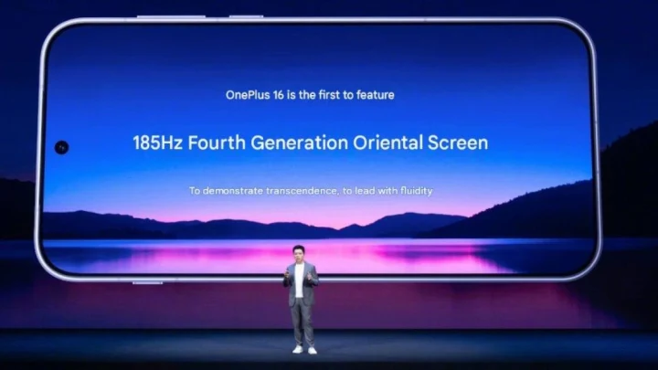 OnePlus 16 tanıtım sahnesinde, 185 Hz dördüncü nesil Oriental Screen ekranını gösteren büyük bir telefon görseli ve önünde sunum yapan kişi.