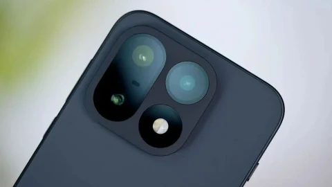 OnePlus 16 olduğu belirtilen koyu renkli telefonun arka kamera modülünün yakın plan görüntüsü