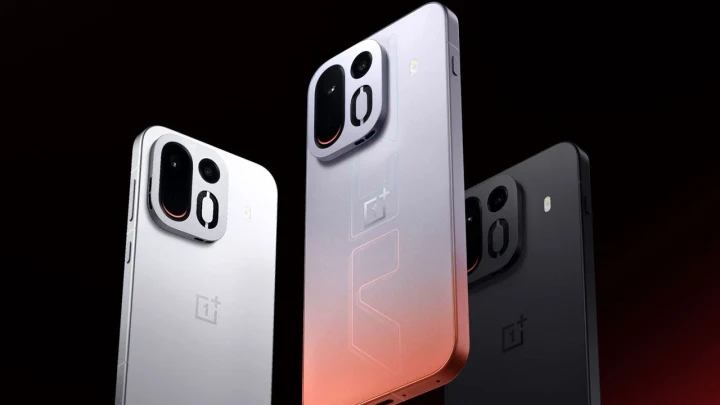 OnePlus Ace 7 serisine ait olduğu belirtilen üç telefonun arka yüzü ve kamera adaları