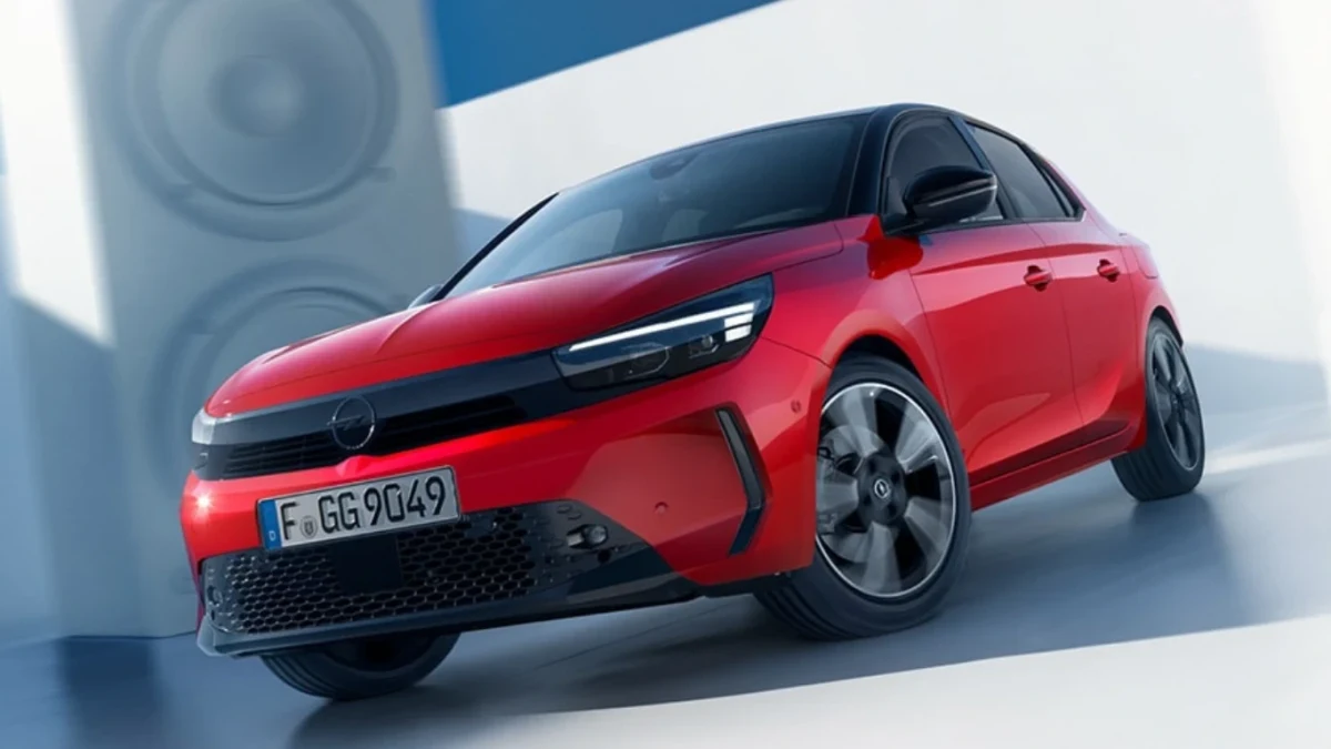 Kırmızı Opel Corsa otomobil