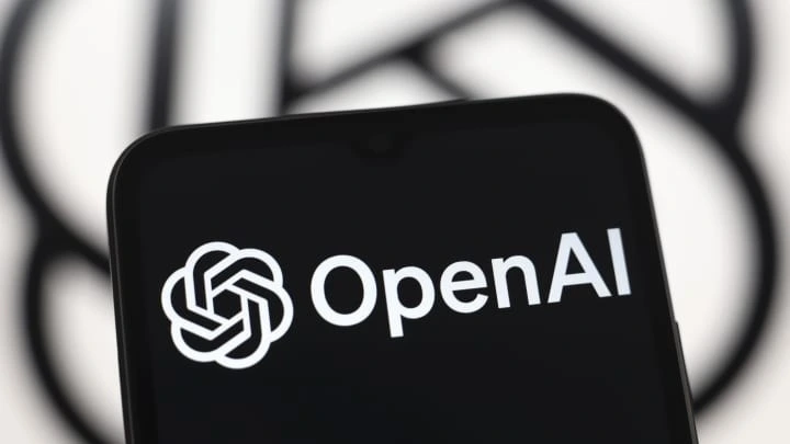 Akıllı telefon ekranında OpenAI logosu