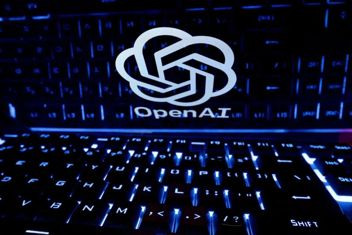 OpenAI logosu, ışıklı bir bilgisayar klavyesinin üzerinde görüntüleniyor