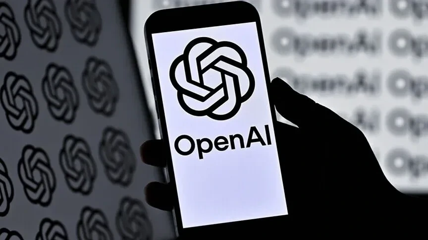 Bir kişinin elindeki telefonda OpenAI logosu görünüyor