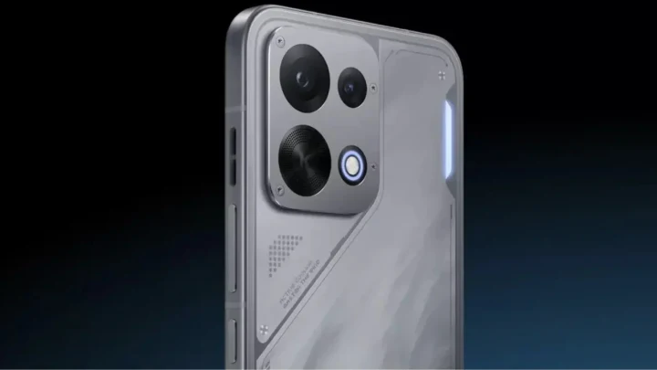 Oppo telefonun arka kamera modülünü gösteren yakın plan ürün görseli