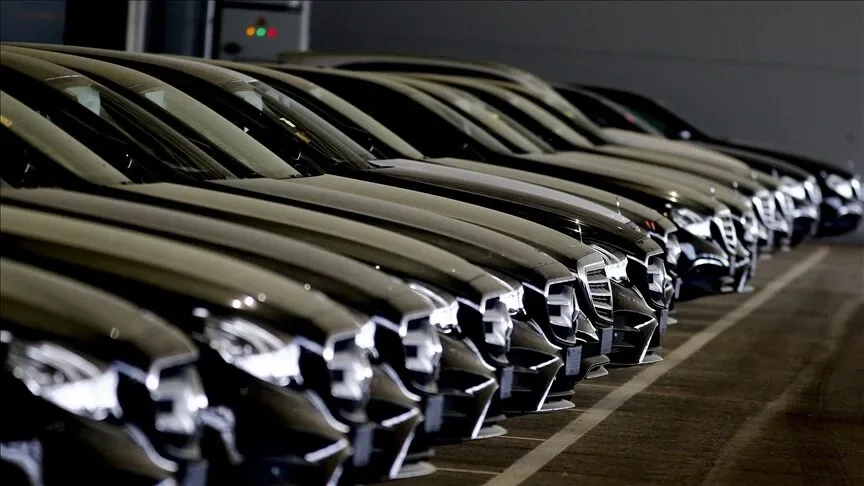 Kapalı alanda yan yana sıralanmış otomobiller