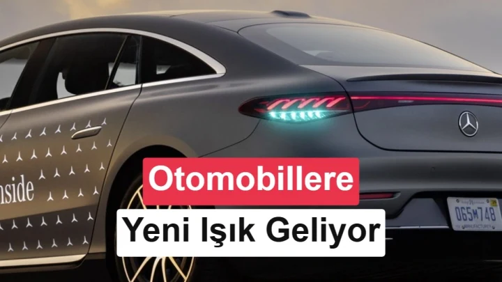 Bir otomobilin arka bölümünde turkuaz renkte yanan ışıklar