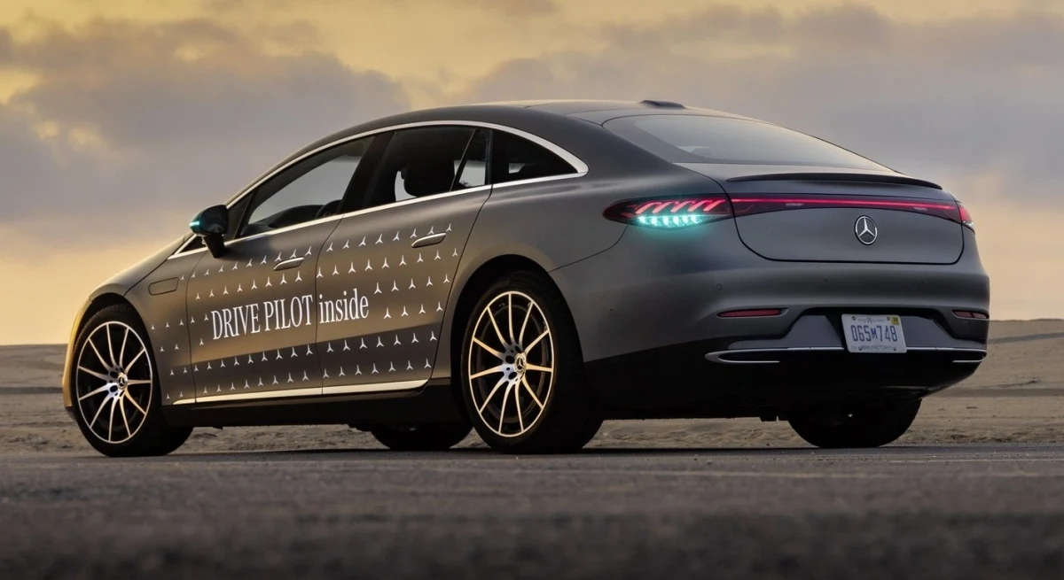 Arka bölümünde turkuaz ışıklar görülen gri Mercedes-Benz otomobil