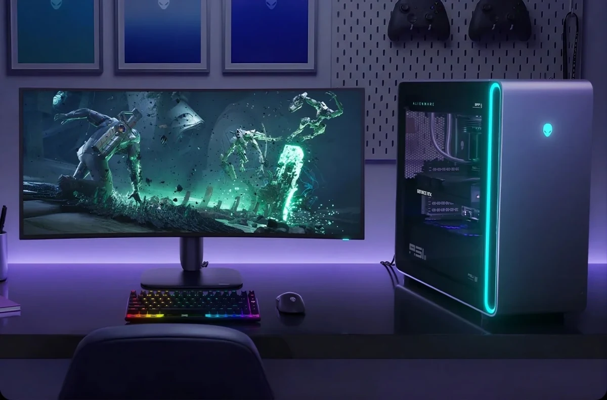 Oyuncu bilgisayarı kurulumunda geniş ekran monitör ve masaüstü bilgisayar