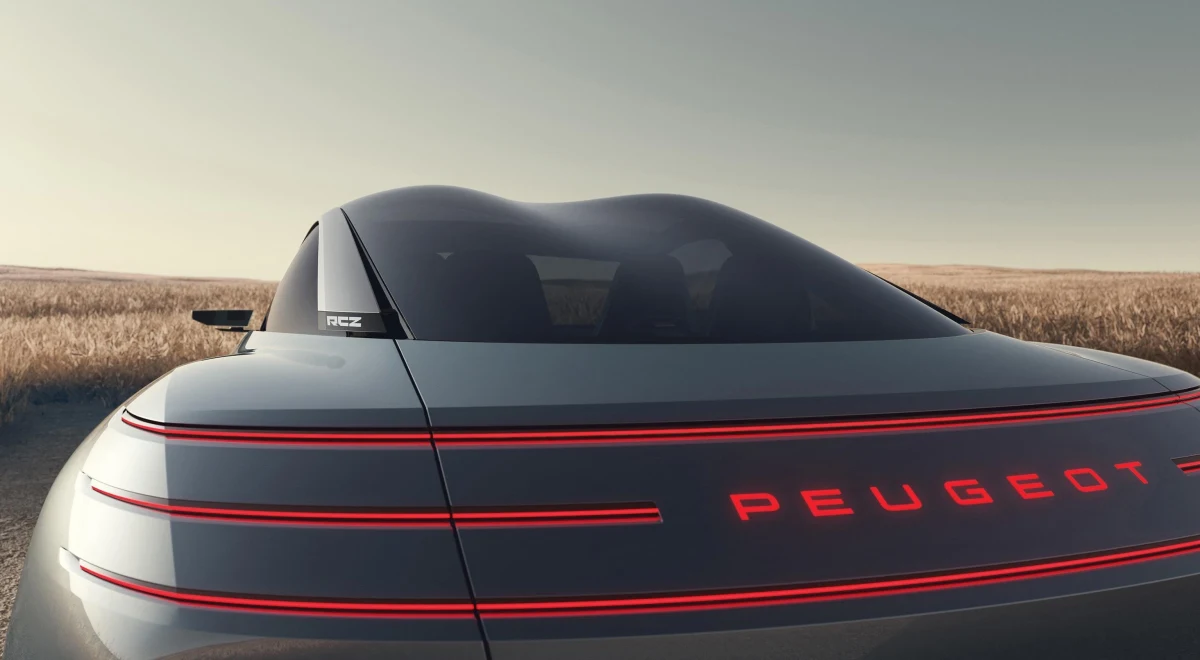 Peugeot RCZ Vision’ın çift bombeli tavanı ve arka ışık şeritleri