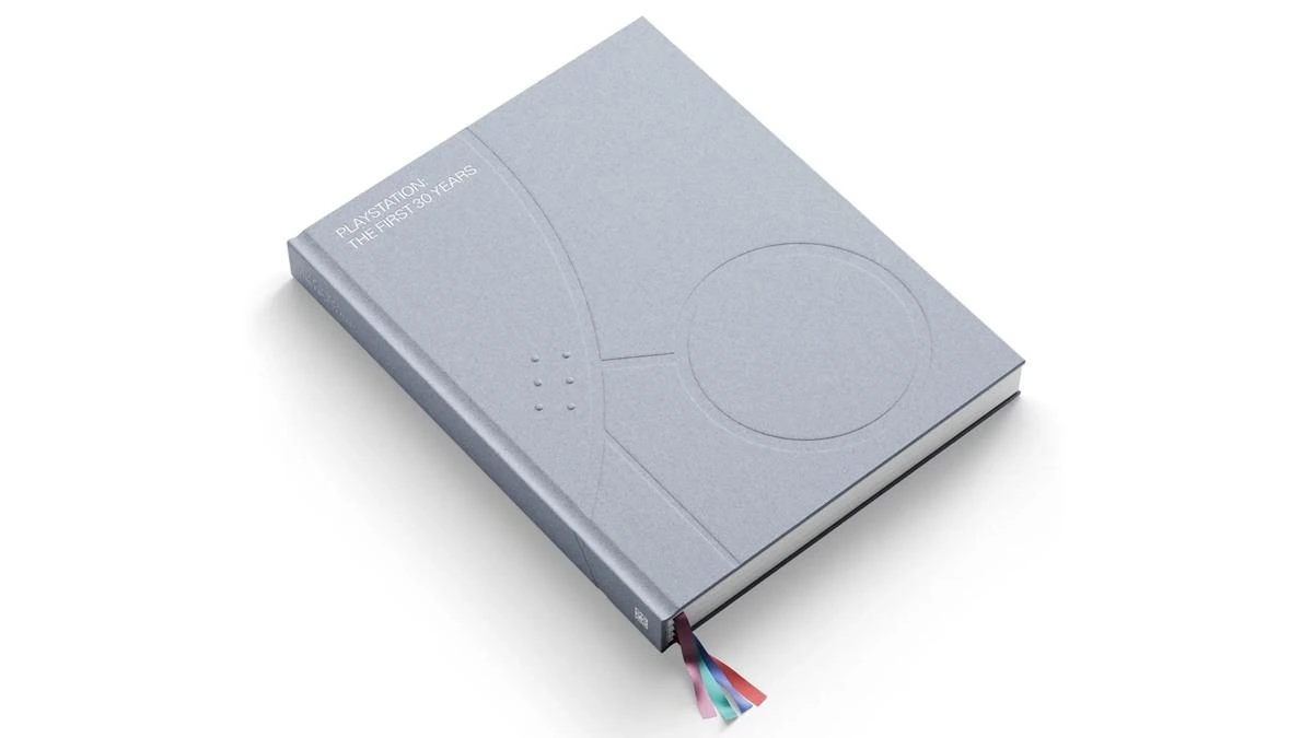 Gri kapaklı PlayStation: The First 30 Years kitabı
