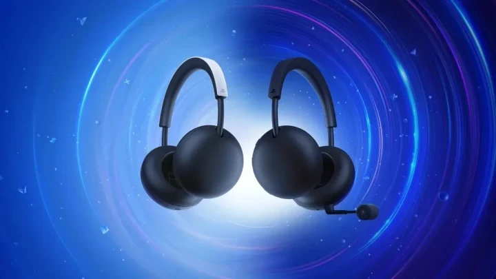 Mavi ve mor ışıklarla çevrili arka plan önünde siyah PlayStation Pulse kablosuz kulaklık