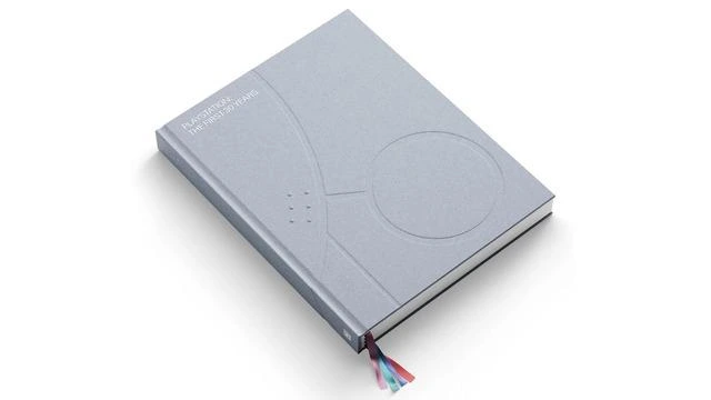Gri kapaklı PlayStation: The First 30 Years kitabı