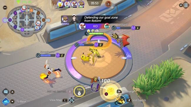Pokémon Unite maçında oyuncuların rakip takımın skor alanı çevresinde mücadele ettiği oyun ekranı
