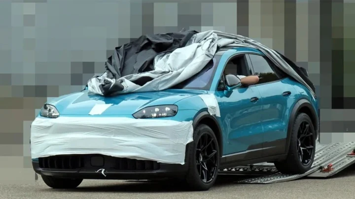 Kamuflajlı mavi Porsche Cayenne Coupe prototipi