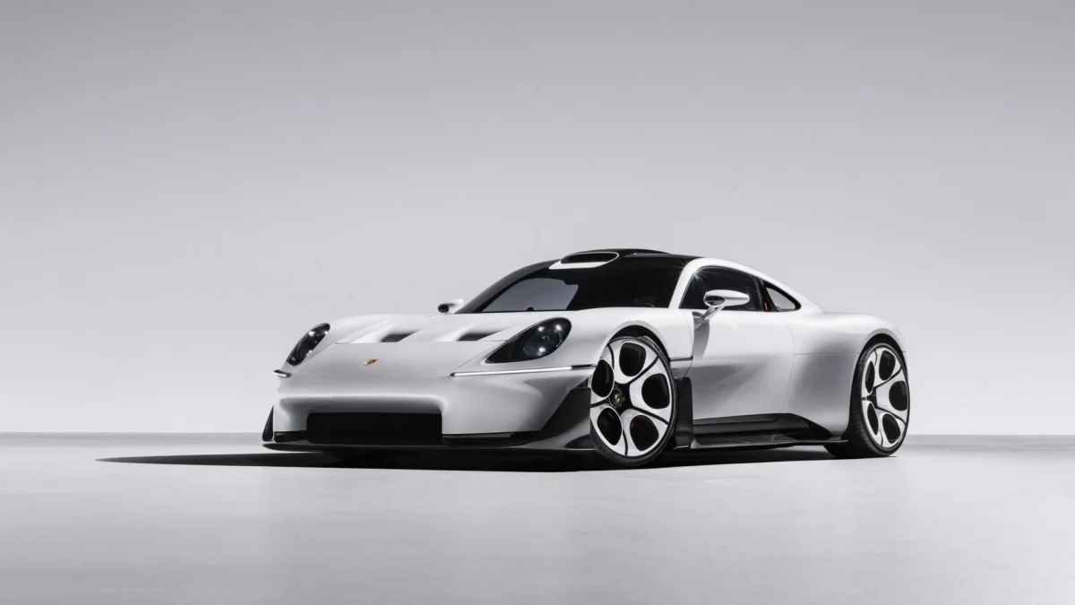 Beyaz Porsche Mission S konsepti, önden ve yandan görünümüyle açık renkli bir stüdyo zemininde sergileniyor.