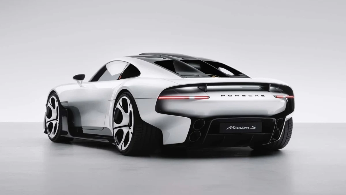 Beyaz Porsche Mission S konsept otomobilinin arka ve yan görünümü