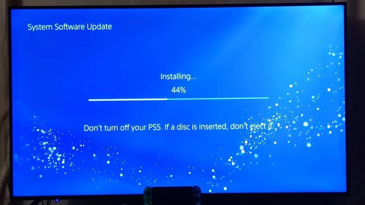 Televizyonda PS5 sistem yazılımı güncellemesinin yüzde 44’te olduğunu gösteren yükleme ekranı