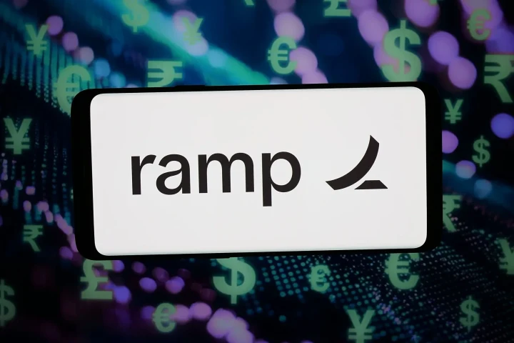 Ramp logosunun yer aldığı görselin arka planında farklı para birimlerinin sembolleri bulunuyor.