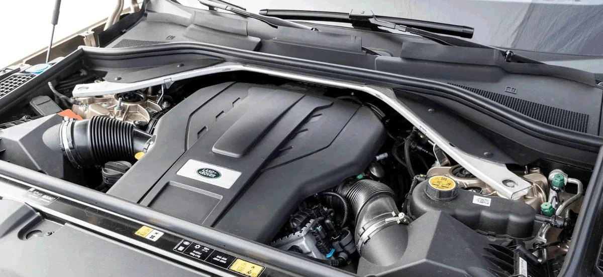 Range Rover motor bölümü ve motor kapağı