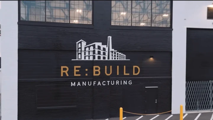 Re:Build Manufacturing yazısının yer aldığı üretim tesisi binasının dış cephesi