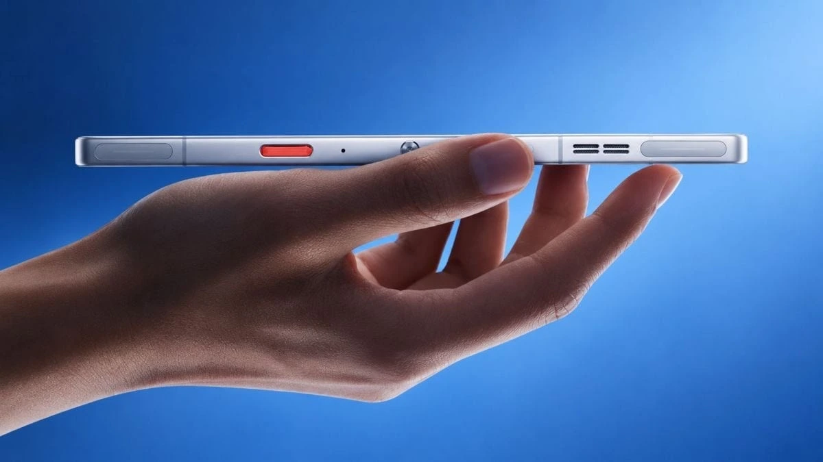 Mavi arka plan önünde elde yatay tutulan ince, gümüş renkli telefon