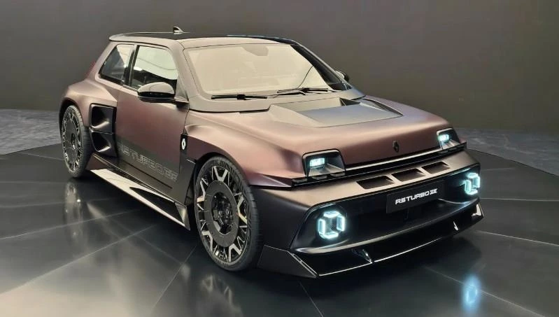 Renault 5 Turbo 3E elektrikli otomobilin önden üç çeyrek görünümü