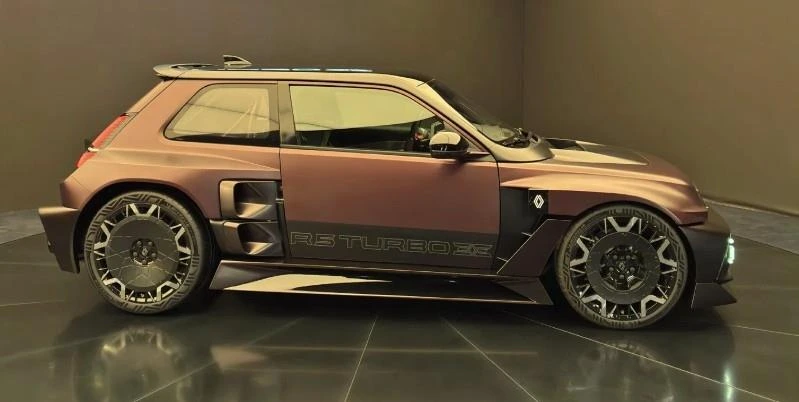 Renault 5 Turbo 3E’nin yan görünümü ve geniş çamurlukları