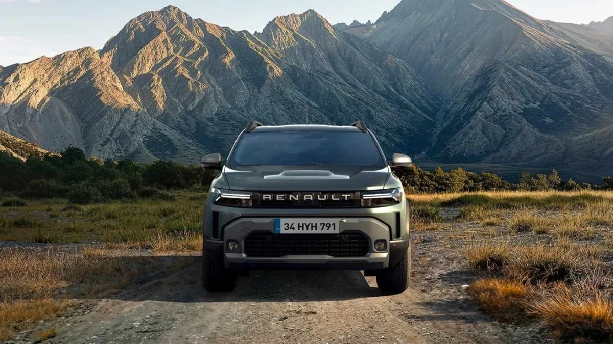 Dağlık arazide önden görünen Renault SUV