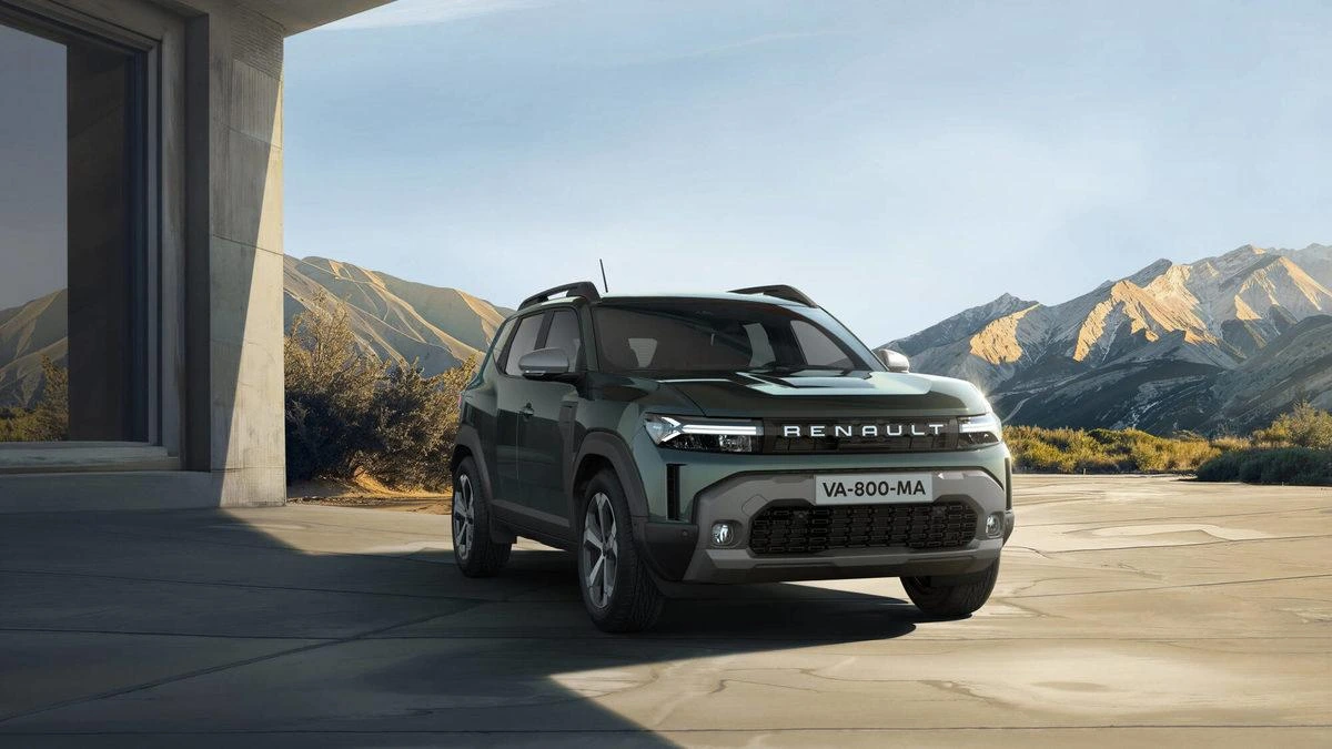 Koyu renkli Renault Duster SUV dağ manzaralı açık alanda