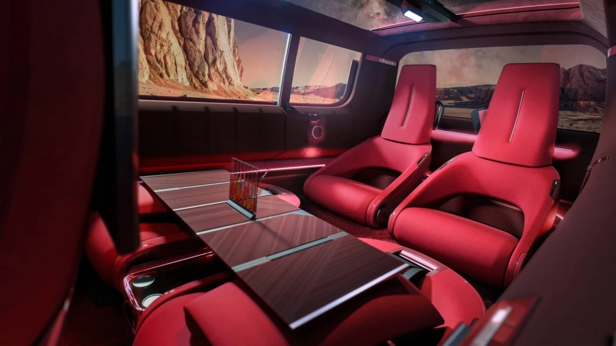 Renault E-Space Concept’in kırmızı koltuklu kabini ve masa düzeni
