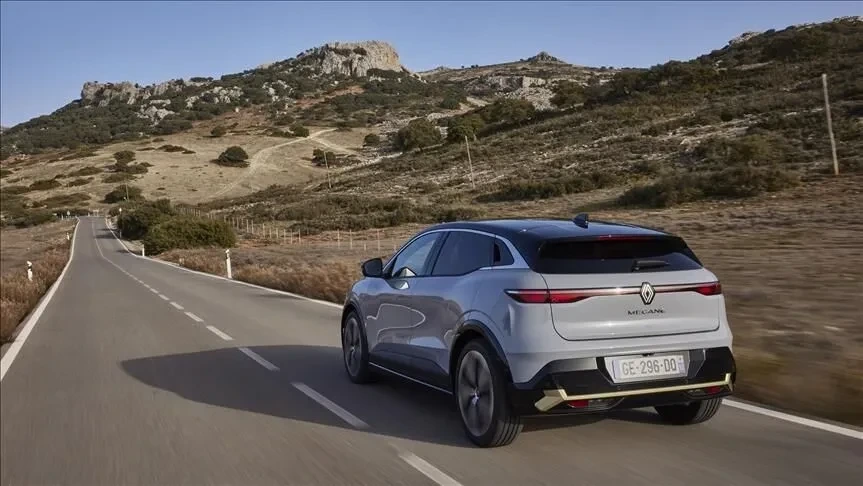 Kırsal bir yolda ilerleyen gri Renault Megane