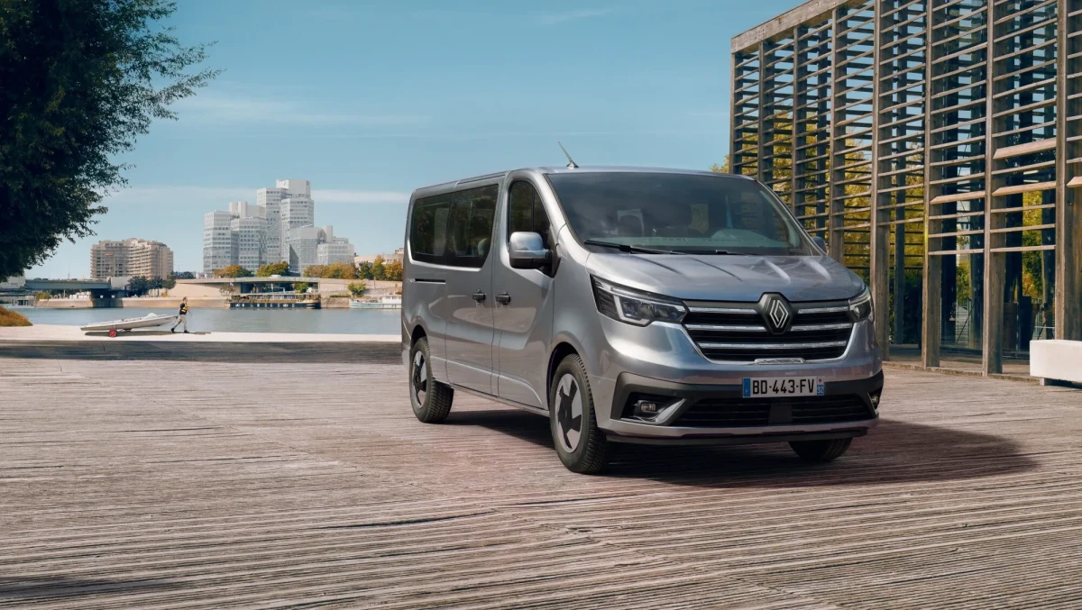 Gri Renault Trafic, şehir içindeki ahşap döşemeli bir alanda park halinde