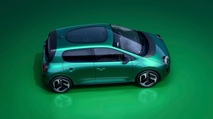 Yeşil Renault Twingo E-Tech, panoramik cam tavanı görünür biçimde üst açıdan görüntüleniyor