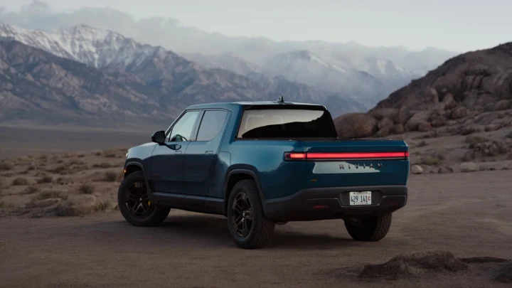 Dağlık bir arazide park hâlindeki Rivian elektrikli pickup