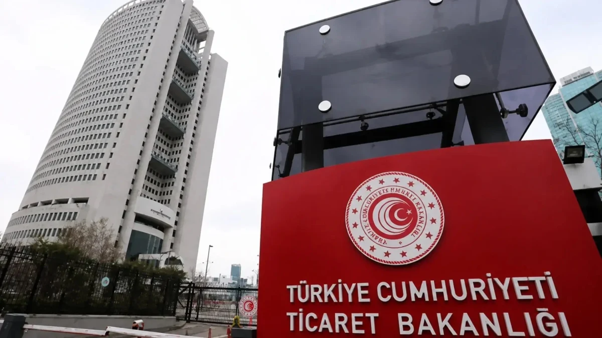Ticaret Bakanlığı binası önünde sahte restoran uygulamalarına yönelik ceza haberini duyuran görsel