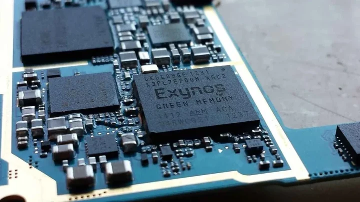 Exynos yazısı bulunan bir yonga ve çevresindeki devre bileşenleri