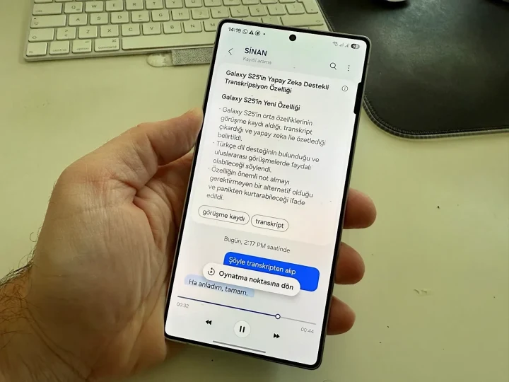 Elde tutulan Samsung telefonda Transcript Assist ile oluşturulmuş metin görüntüleniyor
