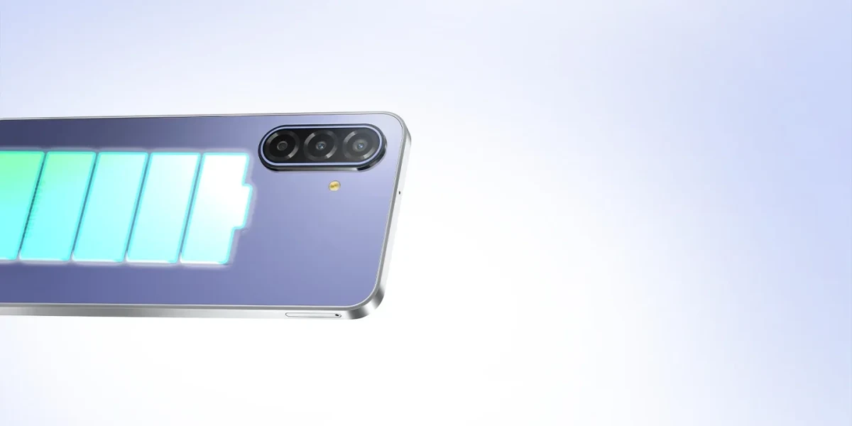 Mor renkli akıllı telefonun arka yüzü ve üçlü kamera modülü