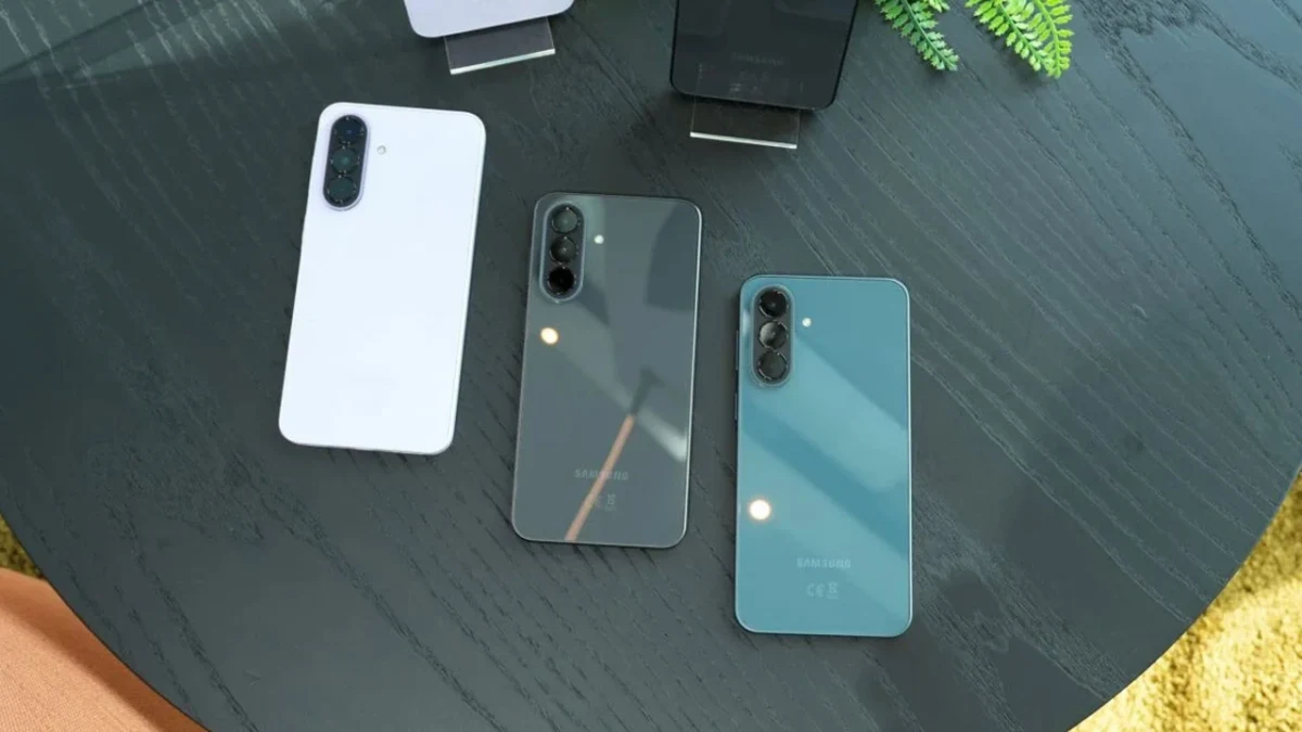 Koyu renkli bir masa üzerinde arka yüzleri görünen üç akıllı telefon