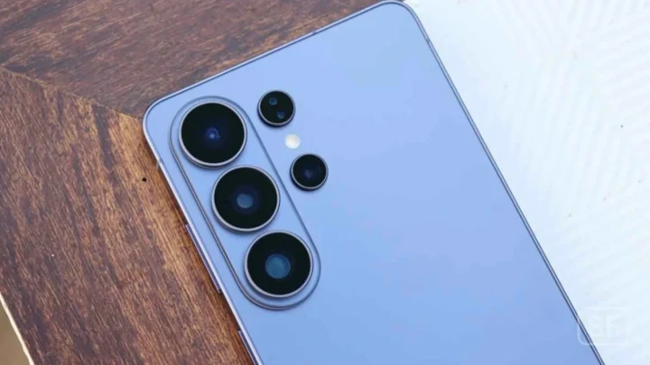 Açık mavi renkli Samsung Galaxy telefonun arka yüzü ve kamera modülleri