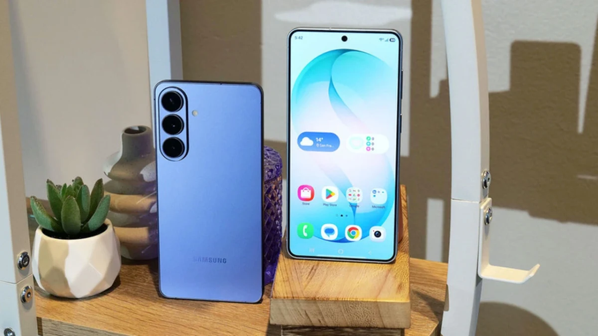 Masa üzerinde yan yana duran mavi renkli Samsung telefonlar