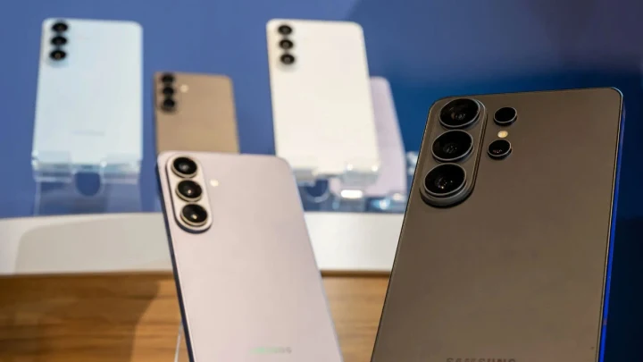 Farklı renk ve tasarımlardaki Samsung Galaxy telefonlar yan yana sergileniyor