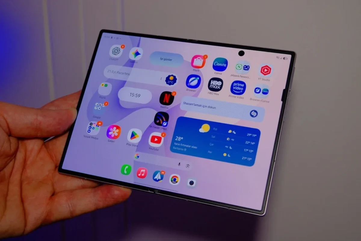 Bir kişinin elinde açık durumdaki katlanabilir Samsung Galaxy Z Fold8