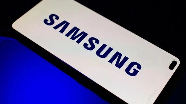 Samsung yazılı bir kartın mavi zemin üzerinde yakın plan görünümü